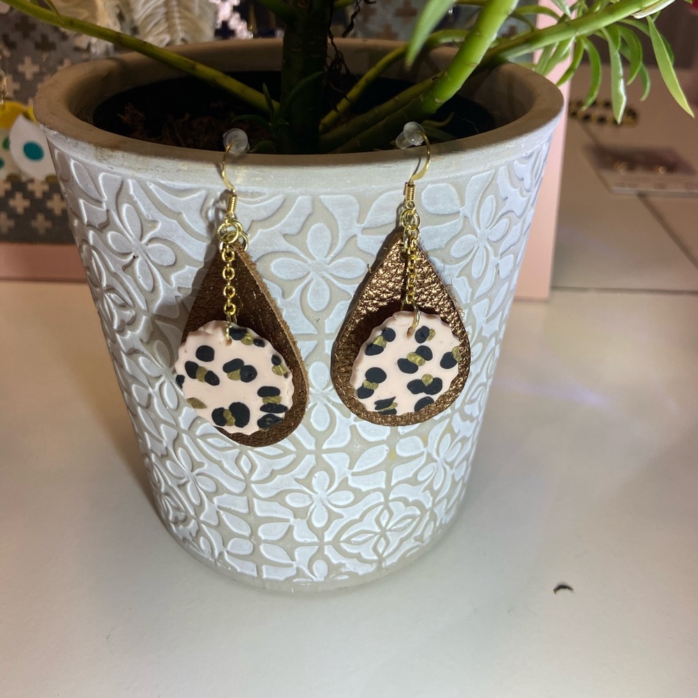 Cheetah print earrings with leather accent - Picture 1 of 3